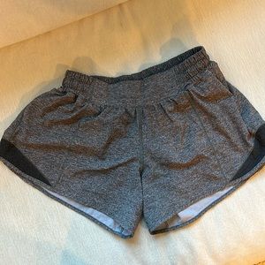 Lululemon Hotty Hot low-rise lined 4in heather shorts in charcoal size 6